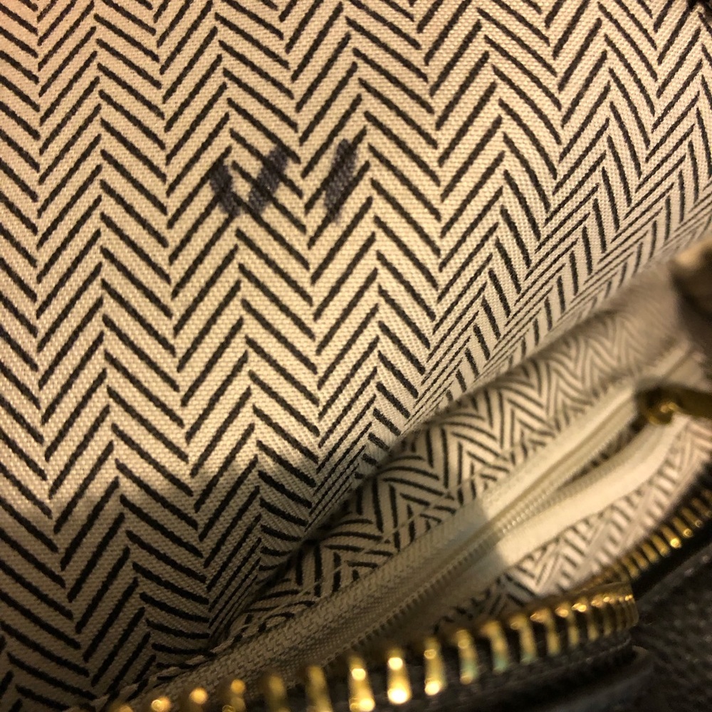 Chic Black Crossbody Bag with Stitch Detail - Picture 5 of 7